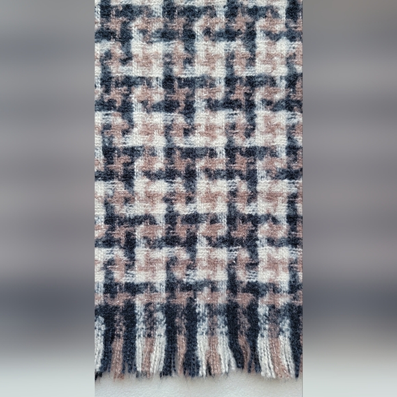 Geometric pattern scarf - Picture 3 of 5